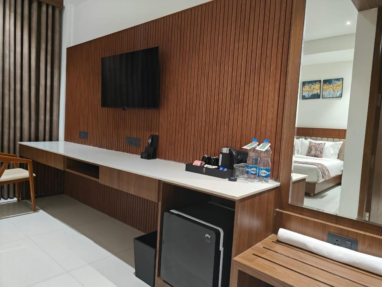 Kings Kraft Tremezzo Inn, Somnāth Екстериор снимка